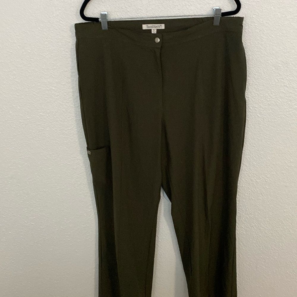 Travelsmith- green camo pants- size XLP